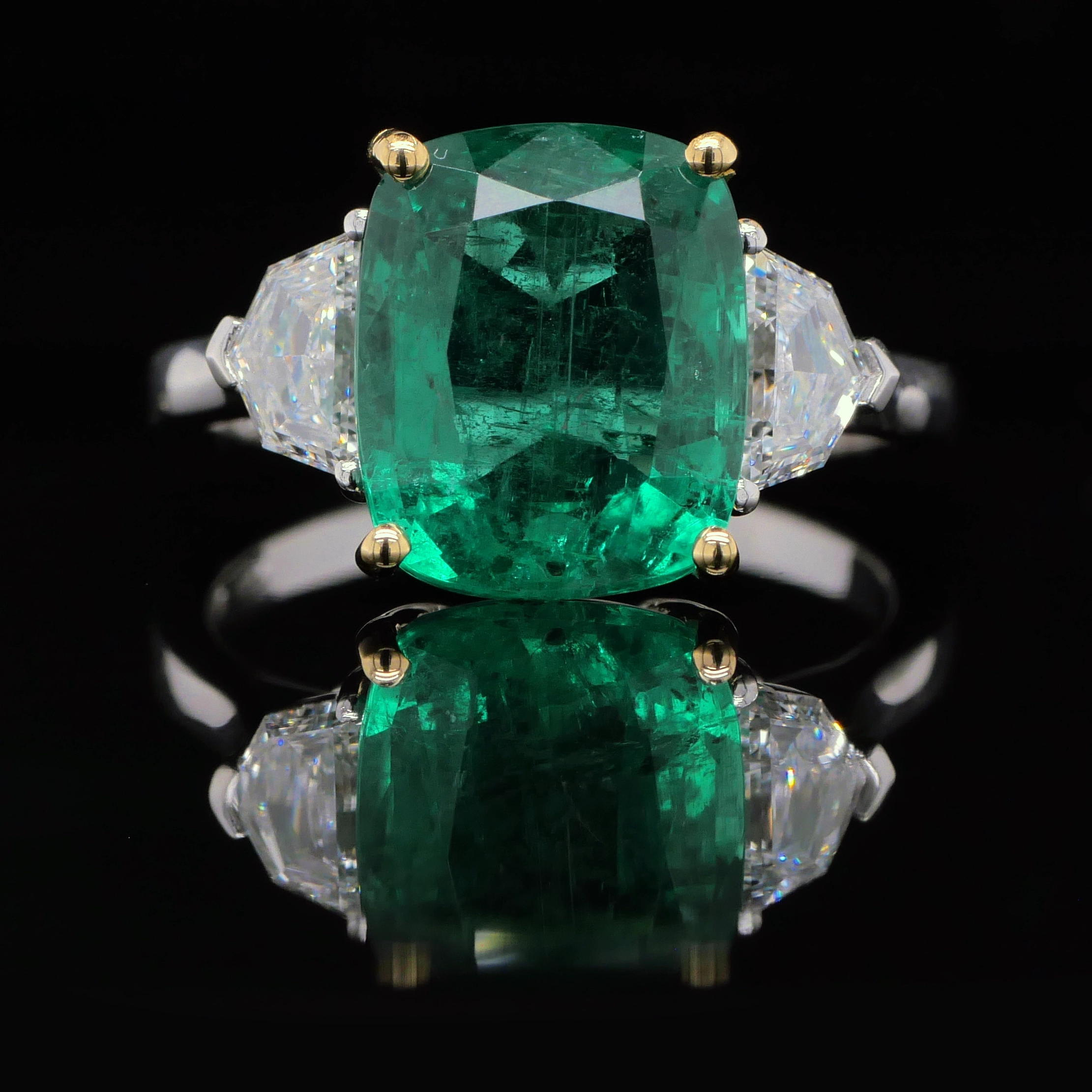 Anello Smeraldo Cushion 3,83Ct Con Diamanti Cadillac 8 - Orogem Jewelers Anello Smeraldo E Diamanti Cadillac Su Superficie Riflettente