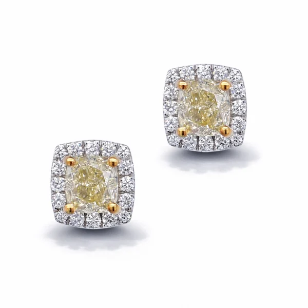 Paar Cushion Geslepen Fancy Light Yellow Diamanten Halo Oorknoppen Met 1.01 Ct Vs1 En 1.01 Ct Vvs2 Gia-Gecertificeerde Centra En 0.28 Ct D–F Vs Diamanten In 18K Witgoud.