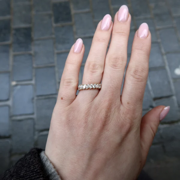 18k geelgouden marquise diamanten eternity ring met 0,94 ct natuurlijke diamanten, kleur D–F, VS zuiverheid, gedragen aan de hand