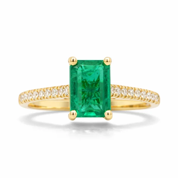 Bague émeraude 1.01 ct taille émeraude avec diamants D–F VS sur l’anneau en or jaune 18k, gros plan.