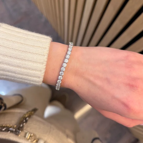 Bracciale Tennis Diamanti Gia Indossato Al Polso In Oro Bianco 18 Carati, Con Una Linea Continua Di Diamanti Brillanti Rotondi Su 17,5 Cm.