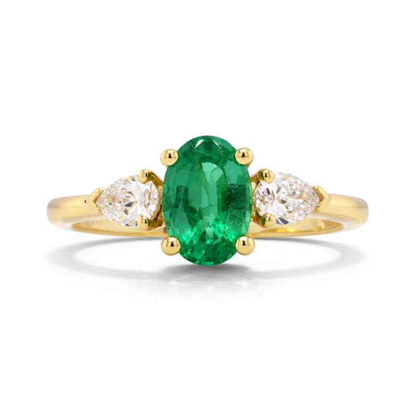 Anello Con Smeraldo Ovale E Diamanti In Oro Giallo 18 Carati Con Smeraldo Naturale Da 0,76 Ct E Diamanti Naturali Laterali Taglio Pera.