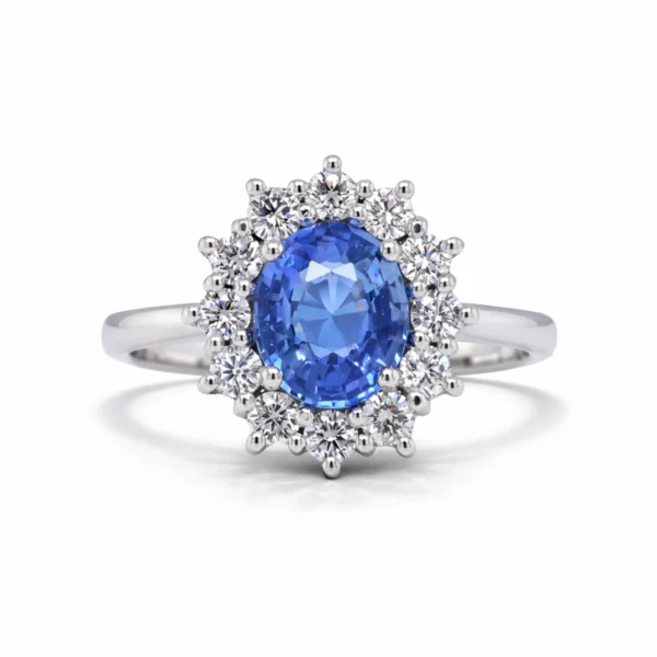 Vooraanzicht van ovale saffier halo ring in 18k witgoud met een blauwe saffier van 1,35 ct en een halo van natuurlijke diamanten.