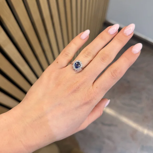 1,35 ct natuurlijke ovale saffier halo ring met 0,44 ct D-F VS natuurlijke diamanten in 18K witgoud