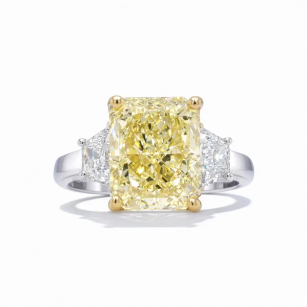 Vooraanzicht Van Ring Met Gele Radiant Diamant En Zijstenen In 18K Wit- En Geelgoud Met Een 5,02 Ct Gia-Gecertificeerde Fancy Light Yellow Middendiamant.