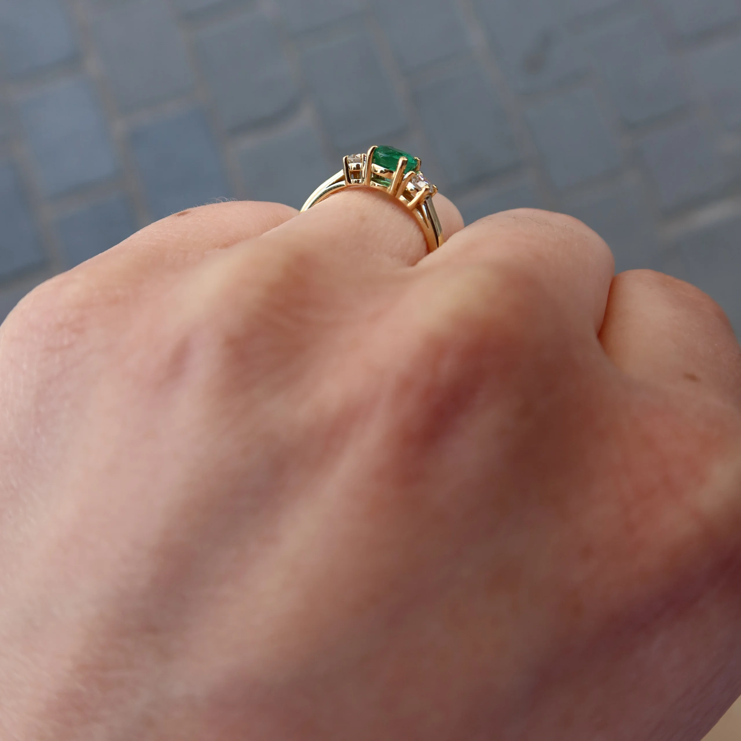 Anello Di Fidanzamento A Tre Pietre Con Smeraldo E Diamanti In Oro Giallo 18K 3 - Orogem Jewelers Anello Di Fidanzamento A Tre Pietre Con Smeraldo