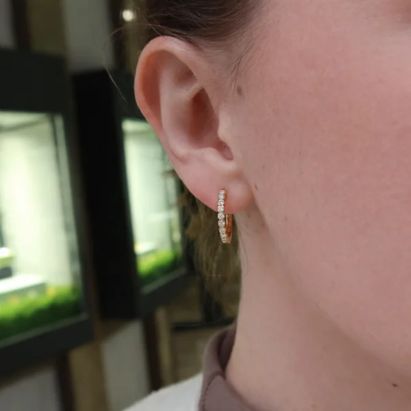 Diamanten Creolen Geelgoud Gedragen Op Het Oor In 18K Geelgoud Met Een Frontale Rij Natuurlijke Diamanten.