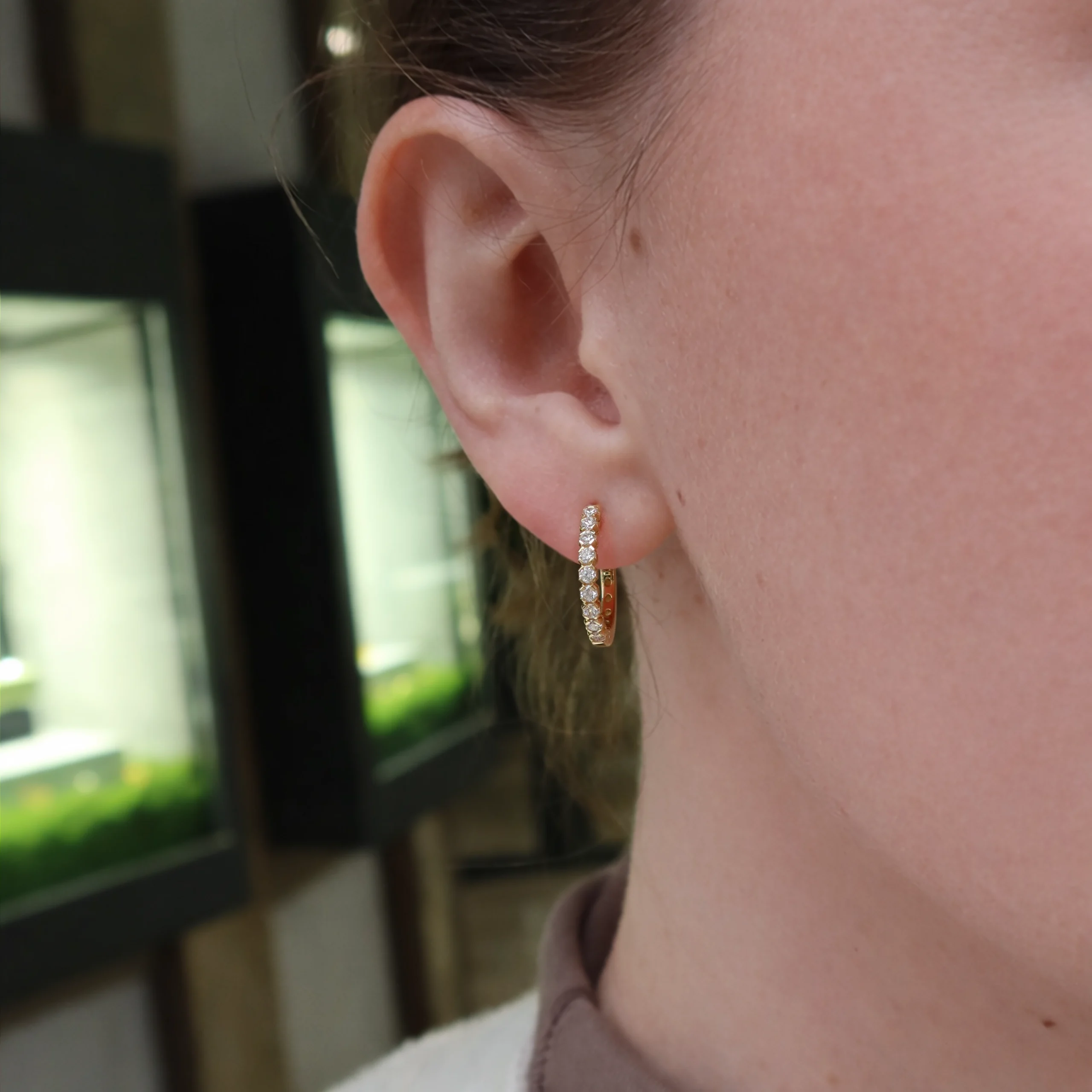 Diamanten Creolen Geelgoud In 18K Goud 0,54 Ct Verfijnd Paar 2 - Orogem Jewelers Diamanten Creolen Geelgoud Gedragen Op Het Oor In 18K Geelgoud Met Een Frontale Rij Natuurlijke Diamanten.
