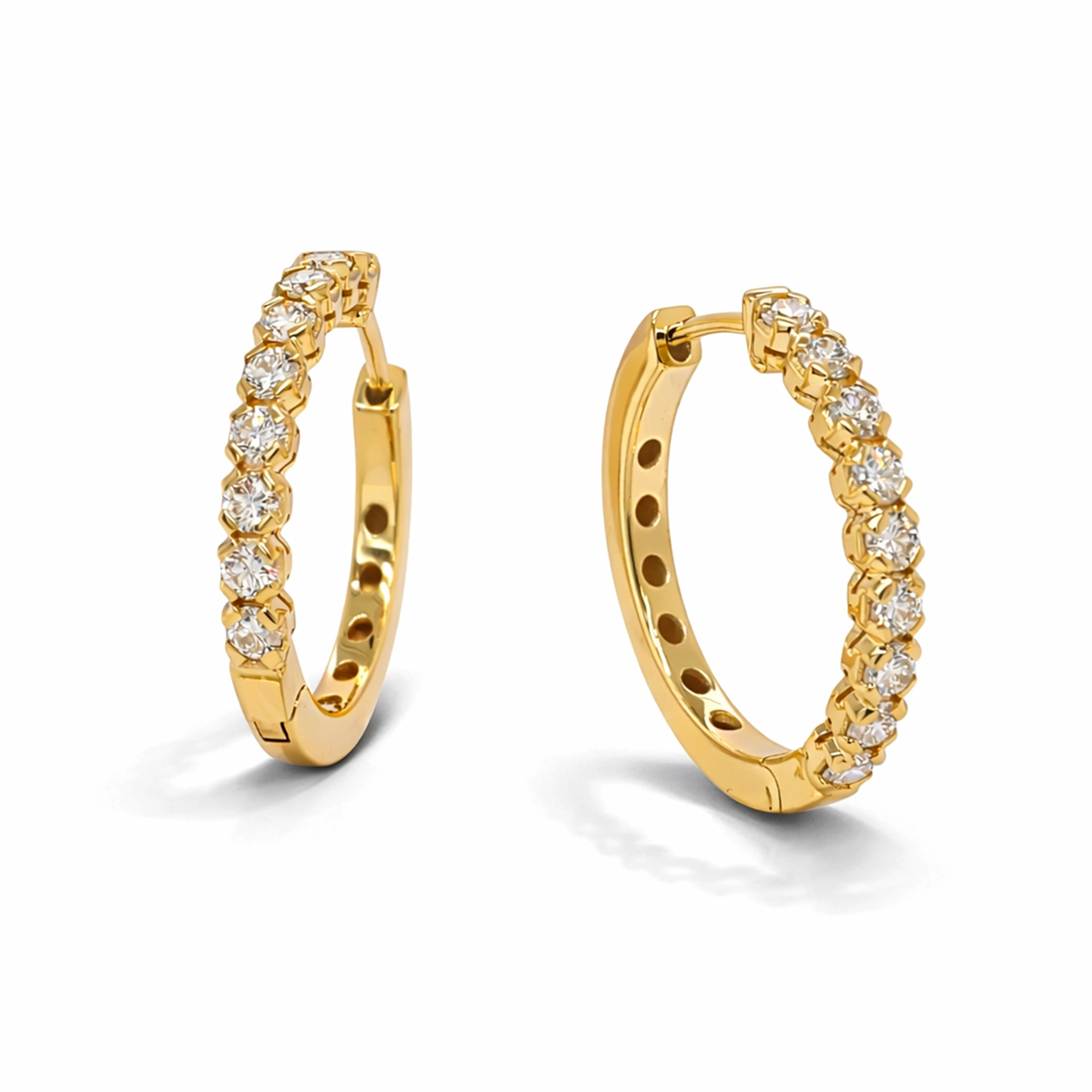 Diamanten Creolen Geelgoud In 18K Goud 0,54 Ct Verfijnd Paar 1 - Orogem Jewelers Diamanten Creolen Geelgoud In 18K Geelgoud Met 0,54 Ct Natuurlijke Diamanten In Een Slank Gepolijst Ontwerp.