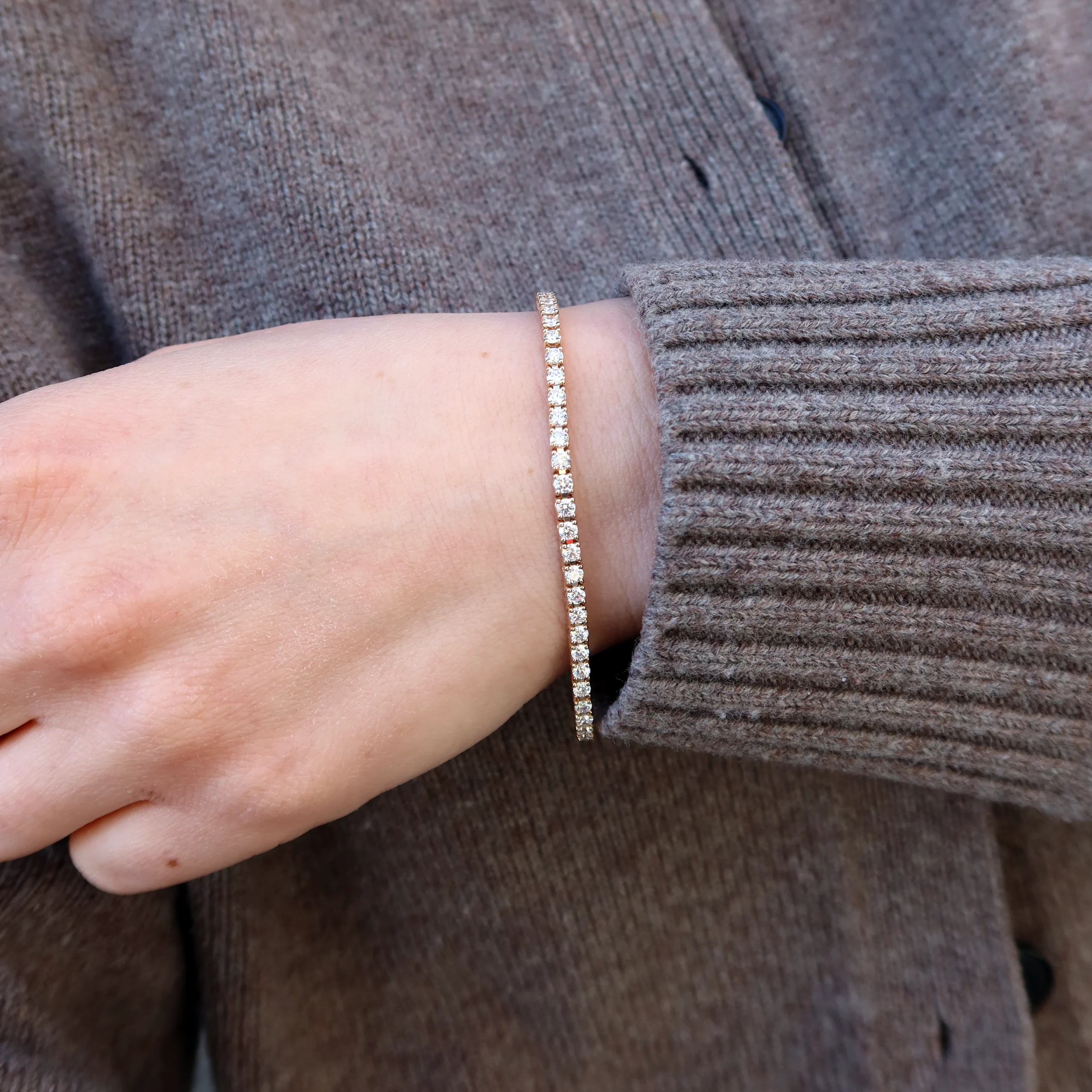 Roségouden Diamanten Tennisarmband 3.54 Ct In 18K Goud Fijn 2 - Orogem Jewelers Roségouden Diamanten Tennisarmband Gedragen Om De Pols In 18K Roségoud Met Een Verfijnde Rij Natuurlijke Diamanten.