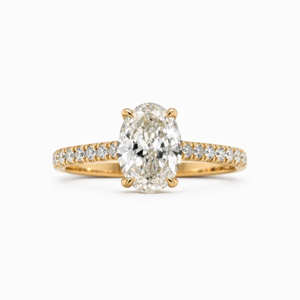 Vooraanzicht van een 18k geelgouden ring met een Ovale lab grown diamanten ring van 1,00 ct in het midden en een pavégezette band met 0,14 ct zijdiamanten.