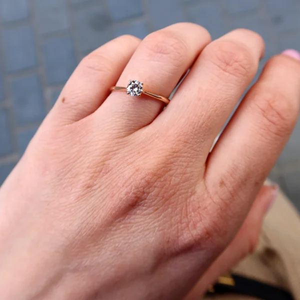 0,30 karaat ronde briljant solitaire diamanten ring in 18K roségoud met vierpoot zetting, natuurlijke diamant kleur F VS1 GIA-gecertificeerd