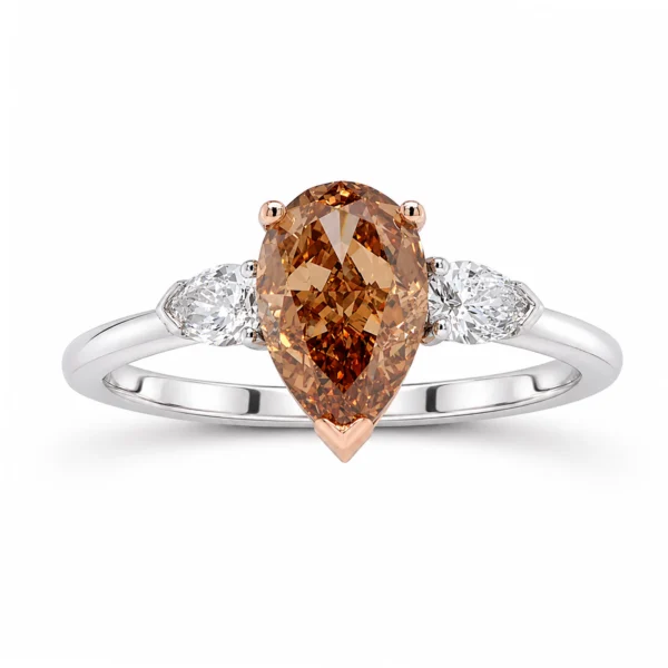 Bague diamant poire brun-orange en or blanc et or rose 18 carats avec diamant central certifié GIA de 1,73 ct et diamants latéraux taille poire de 0,27 ct, vue de face.