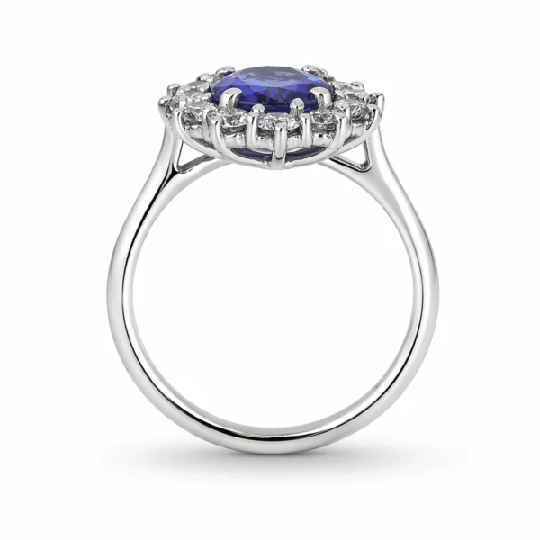 Vue de profil d’une bague halo tanzanite ovale en or blanc 18 carats montrant la monture surélevée et l’anneau poli.