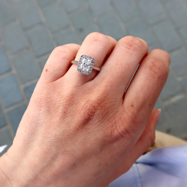 Anello radiant con halo