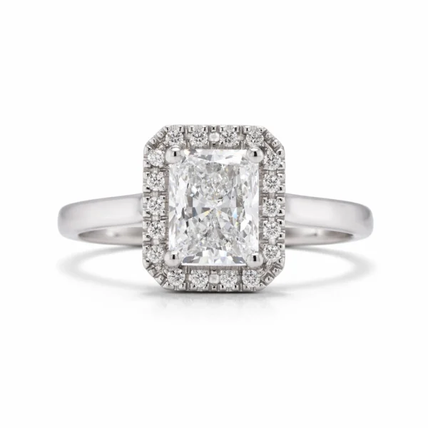 Vista frontale di anello radiant con halo diamanti in oro bianco 18 carati con diamante centrale taglio radiant da 1,01 ct certificato GIA.