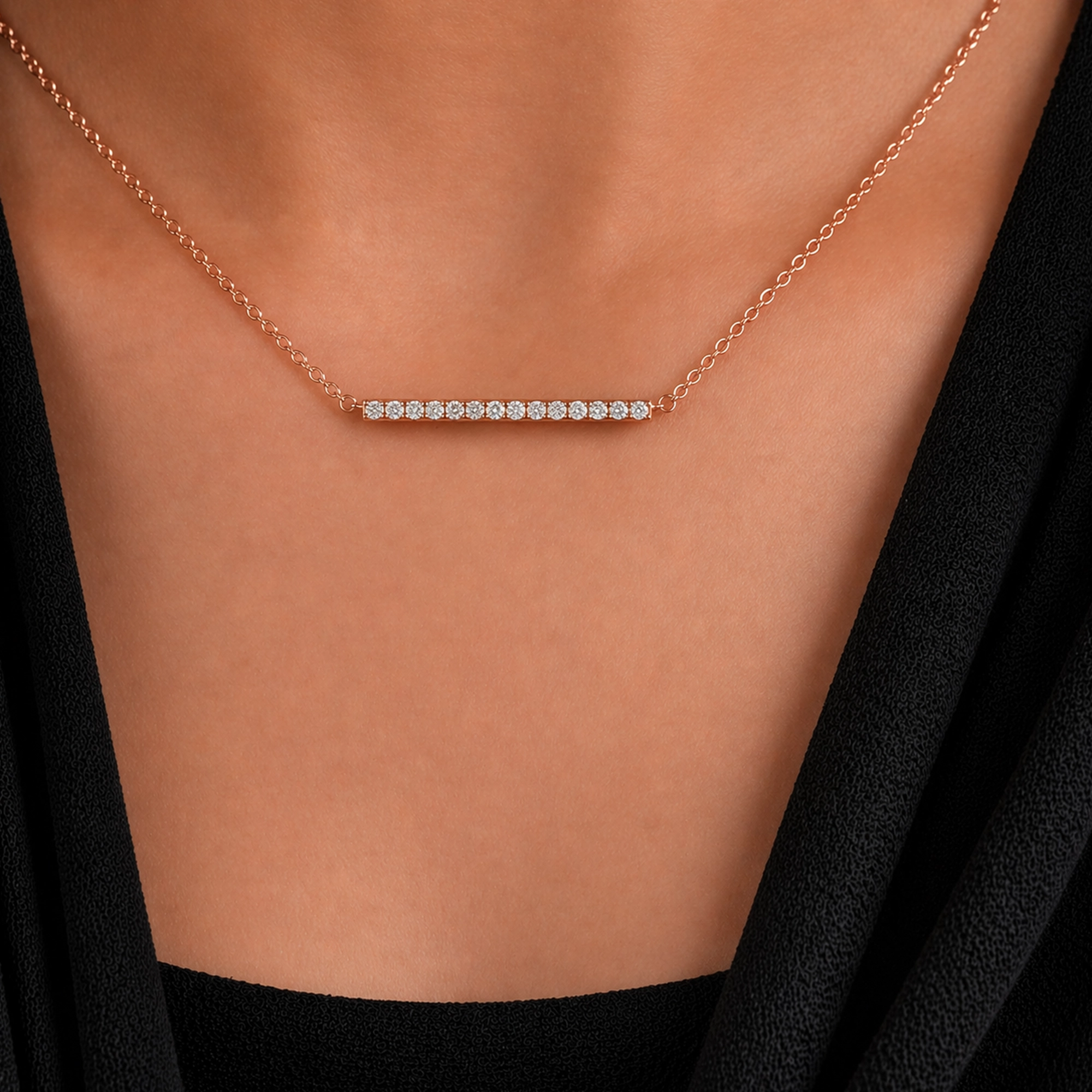 Roségouden Diamanten Staafketting In 18K Met Natuurlijke Diamanten 2 - Orogem Jewelers Roségouden Diamanten Staafketting In 18K Gedragen Op Het Decolleté, Met Een Horizontale Staaf Bezet Met 14 Natuurlijke Diamanten.