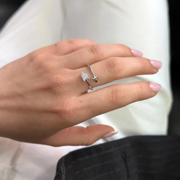 Moderno anello freccia con diamanti in oro bianco 18K caratterizzato da una raffinata silhouette aperta e diamanti naturali pavé per un totale di 0,045 ct qualità D–F VS, che unisce eleganza scultorea e minimalismo contemporaneo