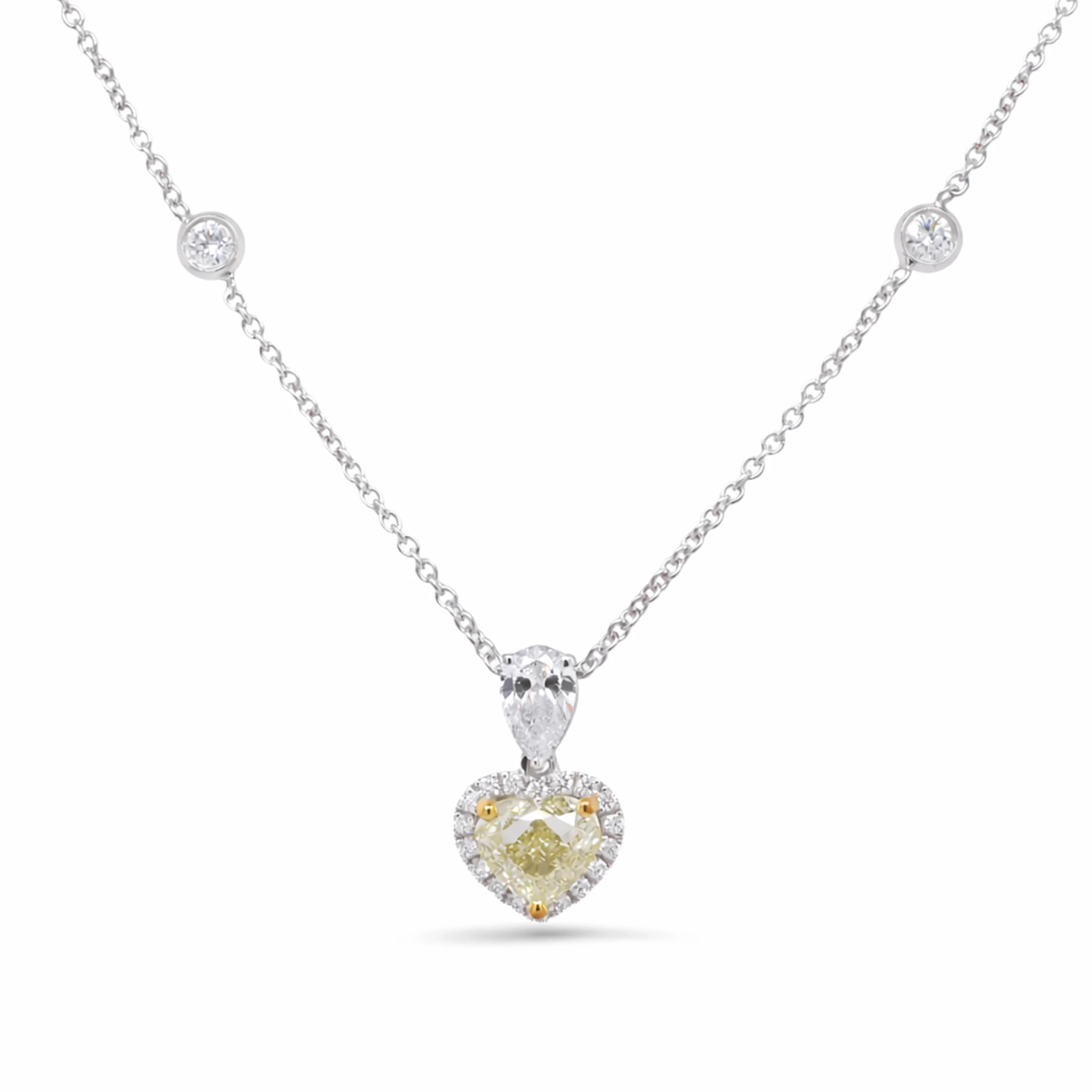 Gele Hart Diamanten Halo Ketting In 18K Witgoud Gia-Gecertificeerd 1 - Orogem Jewelers Gele Hart Diamanten Halo Ketting In 18K Witgoud Met Een 1,01 Ct Gia-Gecertificeerde Fancy Light Yellow Hartdiamant, Peervormig Diamantaccent, Halo En Diamanten Op De Ketting.