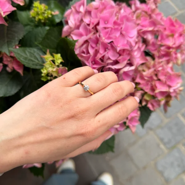 Anello di fidanzamento classico con diamante coltivato in laboratorio 0.50 carati in oro giallo 18k