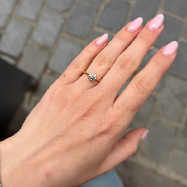 Anello di fidanzamento classico con diamante coltivato in laboratorio 0.70 carati in oro giallo 18k