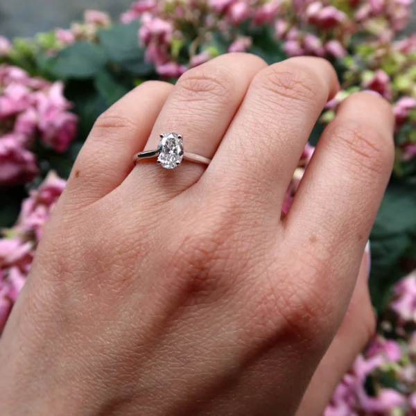 Anello solitario diamante ovale in oro bianco 18 carati GIA