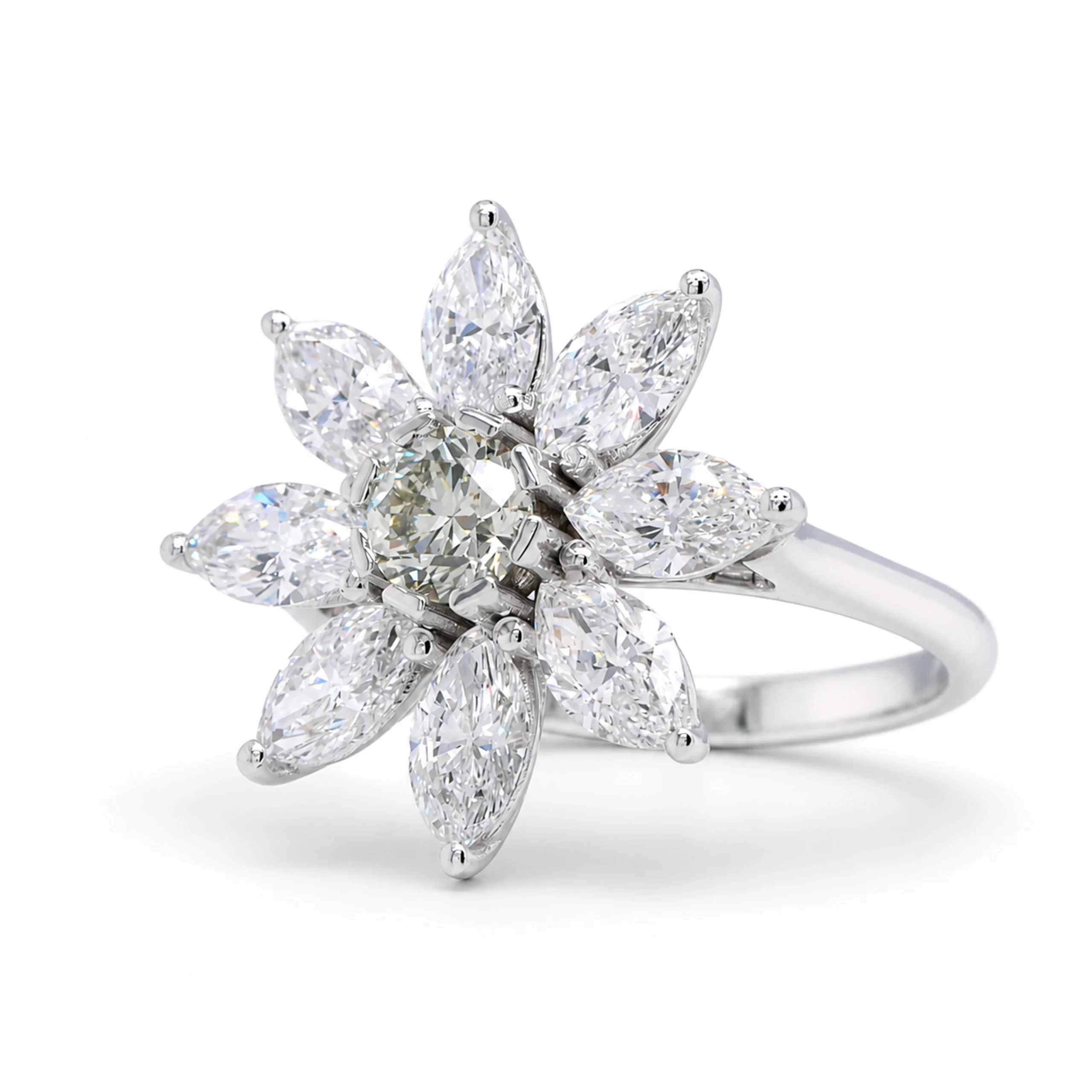 Diamanten Bloemring In 18K Witgoud Met Markiesdiamanten 2 - Orogem Jewelers Schuin Aanzicht Van Een Diamanten Bloemring In 18K Witgoud Met Een Fancy Gekleurde Middendiamant Van 0,42 Ct En 2,10 Ct Markiesgeslepen Diamanten.