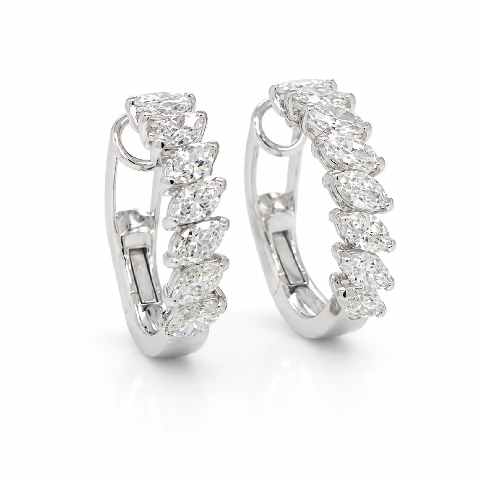 Cerchi Con Diamanti Marquise In Oro Bianco 18 Carati 2,02 Ct 1 - Orogem Jewelers Cerchi Con Diamanti Marquise In Oro Bianco 18 Carati Con 2,02 Ct Di Diamanti Naturali D-F Vs Taglio Marquise, Vista A Tre Quarti.