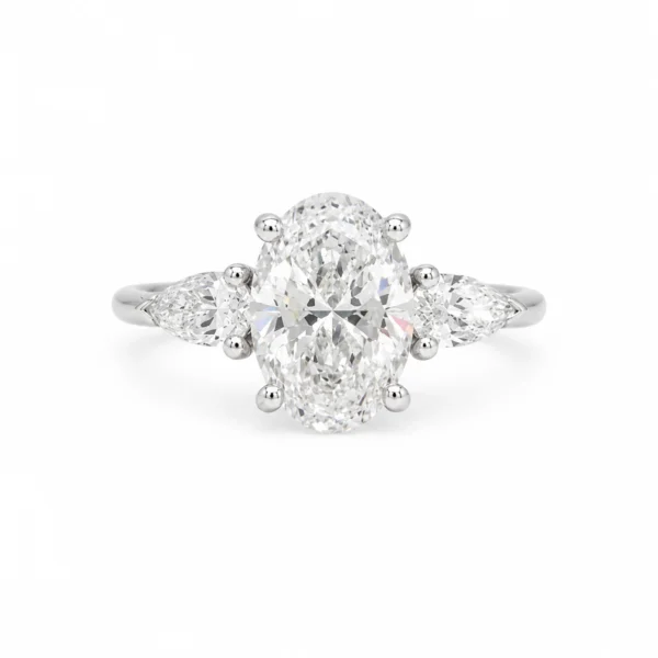 Ovale labgrown drie stenen ring in 18k witgoud met een 2,00 ct IGI-gecertificeerde ovale labgrown diamant en 0,43 tcw DE VS peervormige zijstenen, vooraanzicht.