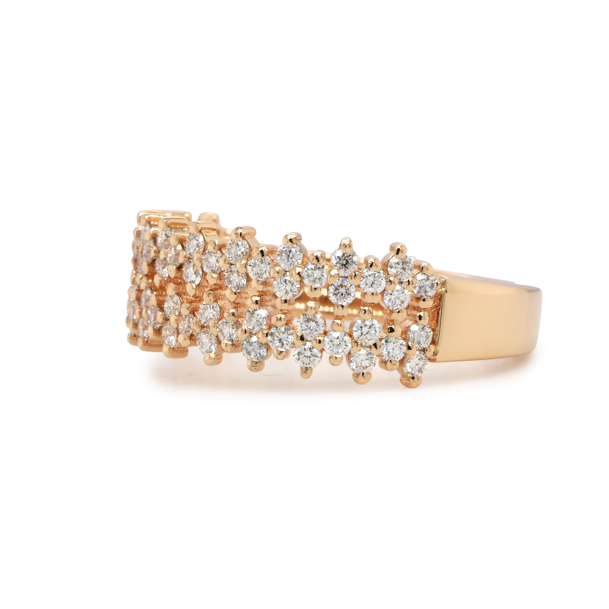 Anello Fascia Diamanti Oro Rosa In Oro 18 Carati Con Pavé Traforato 3 - Orogem Jewelers Rose Gold Diamond Band Ring In 18K With 0.58 Ct D-F Vs Natural Diamonds And Openwork Pavé Detail, Angled Side View.