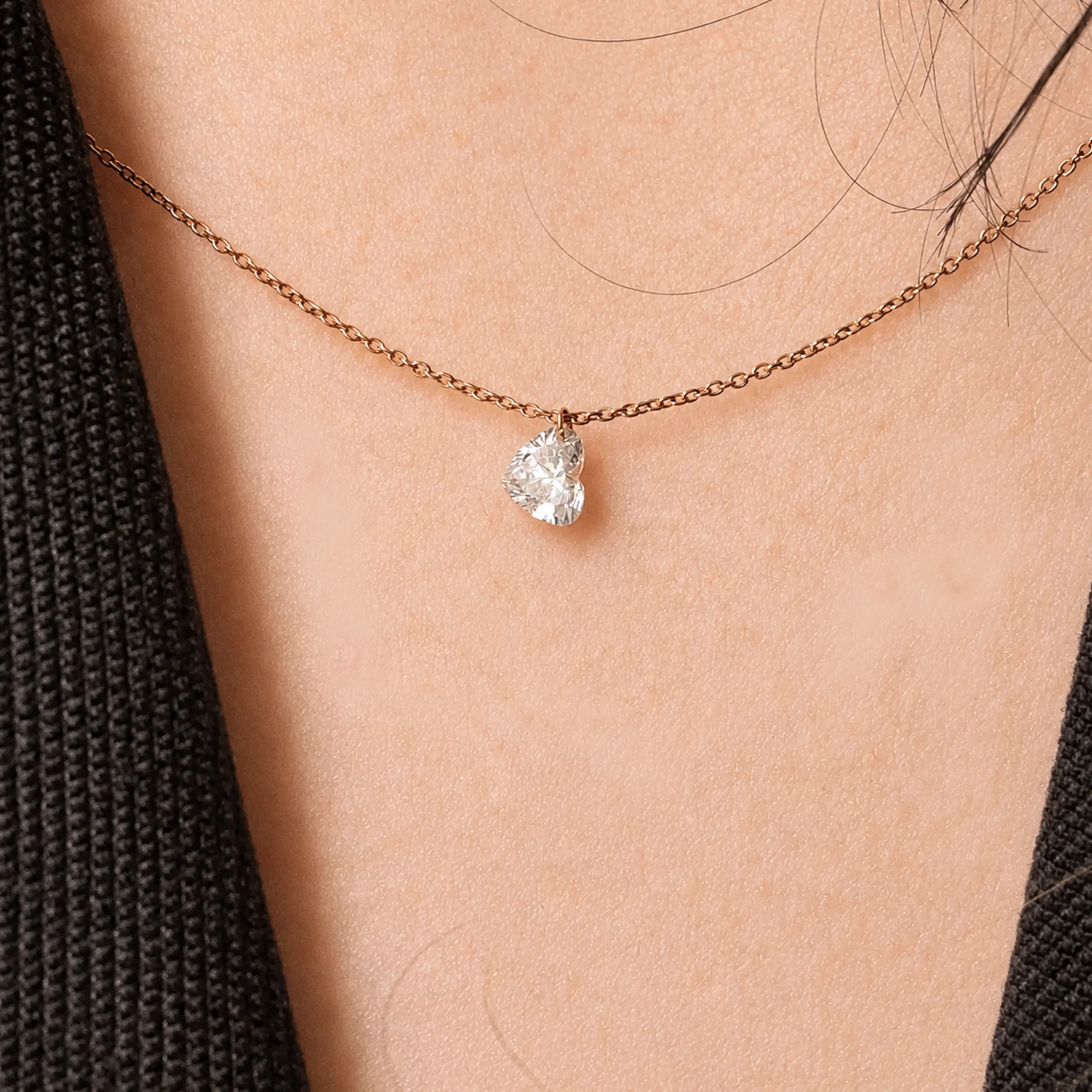 Collier Diamant Cœur En Or Rose 18 Carats Avec Diamant Lab Grown 3 - Orogem Jewelers Gros Plan Sur Un Collier Diamant Cœur En Or Rose 18 Carats Avec Diamant Lab Grown Percé Taille Cœur.