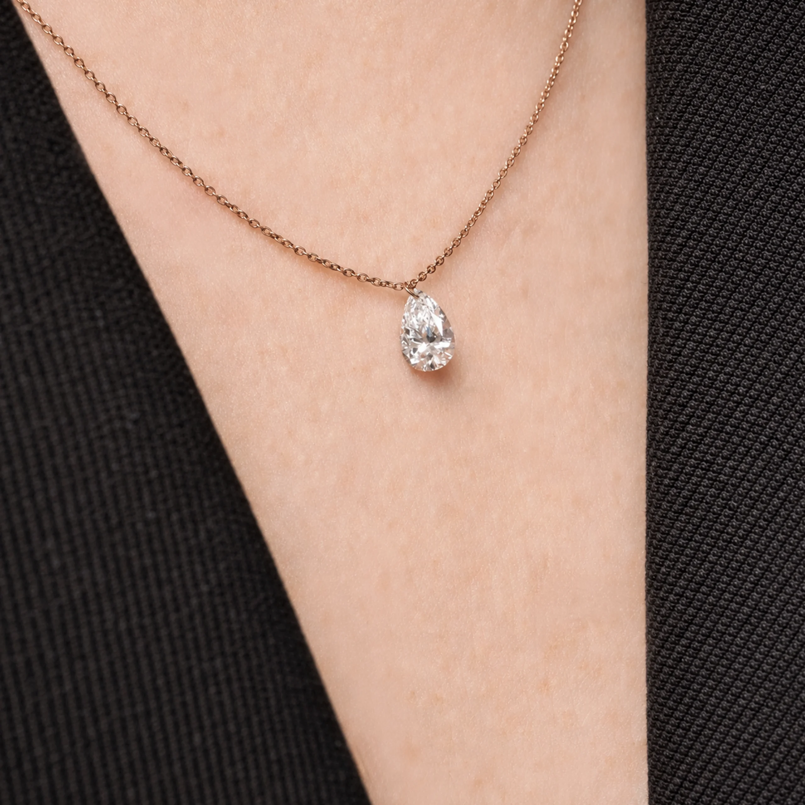 Peer Diamanten Ketting In 18K Roségoud Met 0,30 Ct Labdiamant 2 - Orogem Jewelers Peer Diamanten Ketting In 18K Roségoud Gedragen Rond De Hals Met Zwevende 0,30 Ct Labgrown Peervormige Diamant.