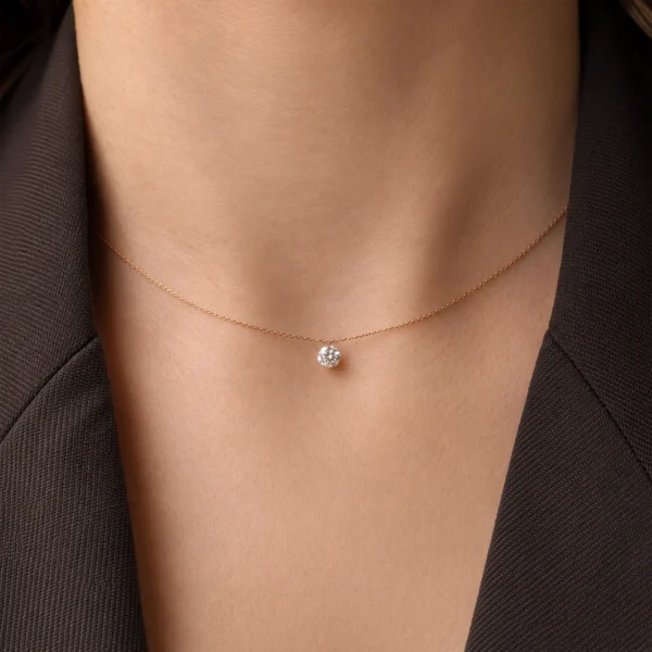 Roségouden ronde diamanten ketting gedragen rond de hals met een zwevende 0,30 ct labgrown ronde brilliant diamant.