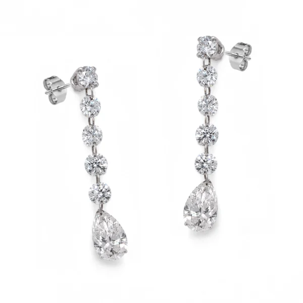 Boucles pendantes diamants poire en or blanc 18 carats avec diamants ronds brillants et diamants taille poire, vue de face.