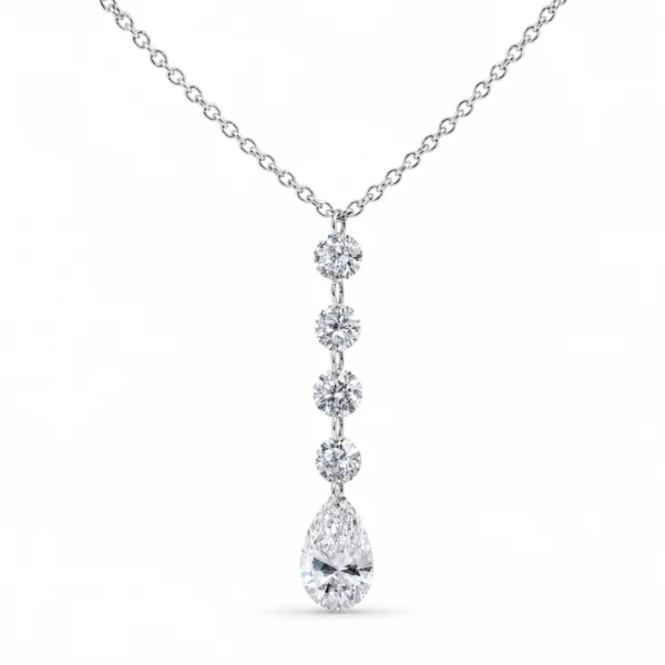 Pendentif diamant poire en or blanc 18 carats avec quatre diamants ronds brillants et un diamant poire de 0,50 ct dans un design vertical en chute, vue de face.