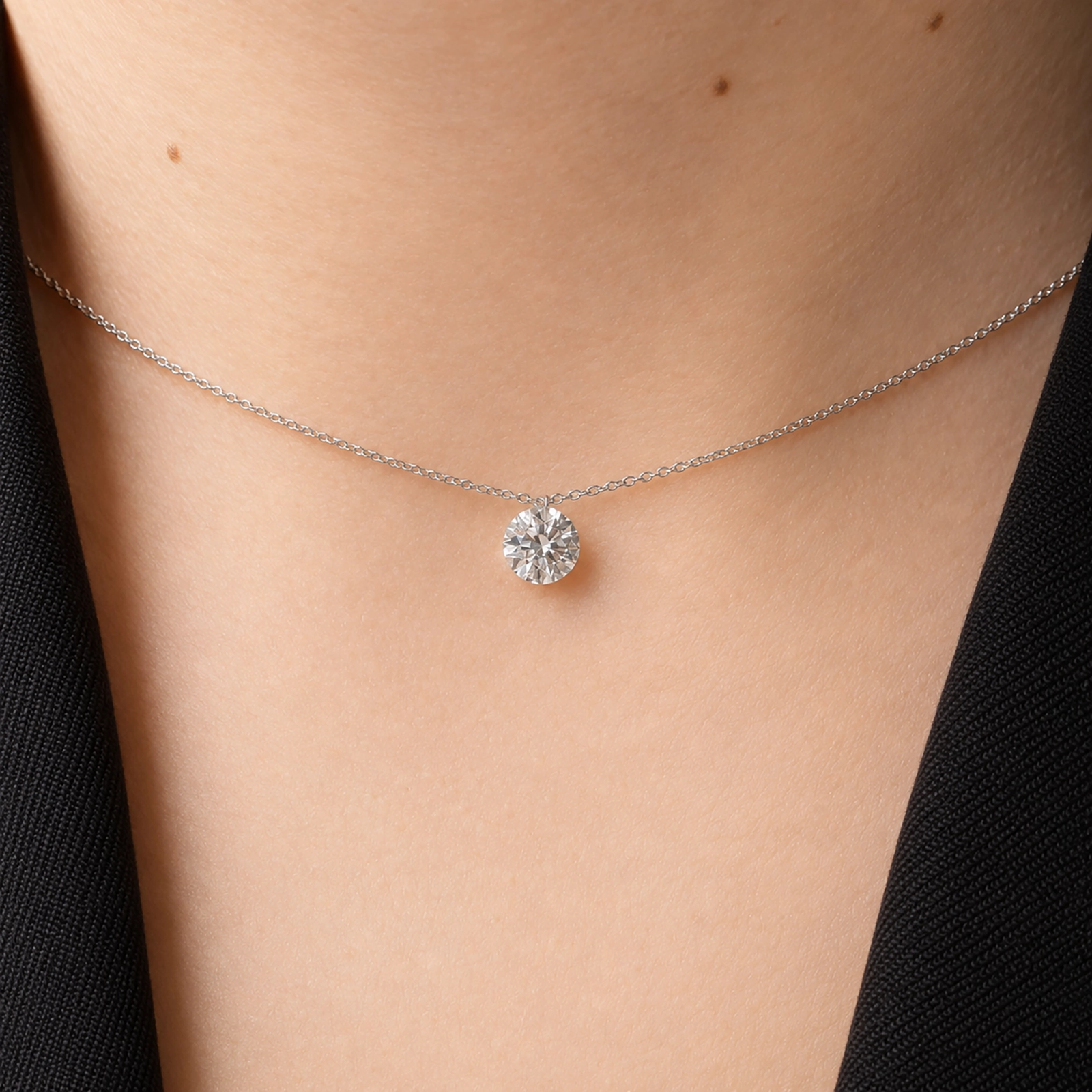 Collana Punto Luce Diamante Lab Grown In Oro Bianco 18 Carati 2 - Orogem Jewelers Collana Punto Luce Diamante Lab Grown Indossata Al Collo In Oro Bianco 18 Carati Con Diamante Rotondo Sospeso Da 1,00 Ct.