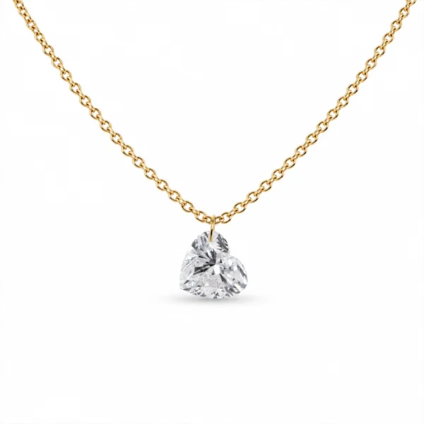 Collier diamant cœur en or jaune 18 carats avec un diamant de synthèse taille cœur de 1,00 ct, vue de face sur fine chaîne.