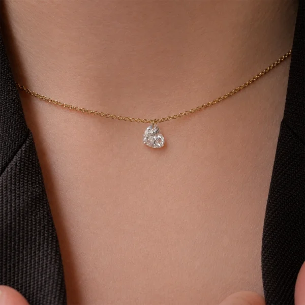 Collier diamant cœur en or jaune 18 carats porté au cou avec un diamant de synthèse flottant de 1,00 ct.