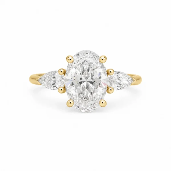 Bague trois diamants ovale or jaune 18 carats avec diamant central de 2,00 ct D VS1 et 0,46 ct de diamants poire, vue de face.