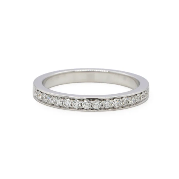 Witgouden diamanten trouwring in 18k met 0,28 ct D-F VS diamanten, vooraanzicht met slanke channel-set rij.