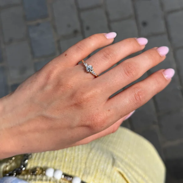 Alternative view of Verlovingsring ronde diamant geelgoud 18k met 0,67 ct diamant totaal
