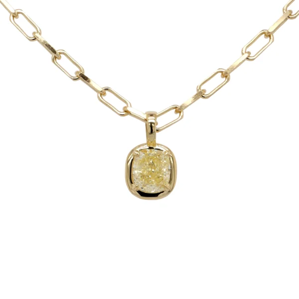 Collana diamante cushion in oro giallo 18 carati con diamante taglio cushion da 1,51 ct Y-Z VVS2 certificato GIA, vista frontale.