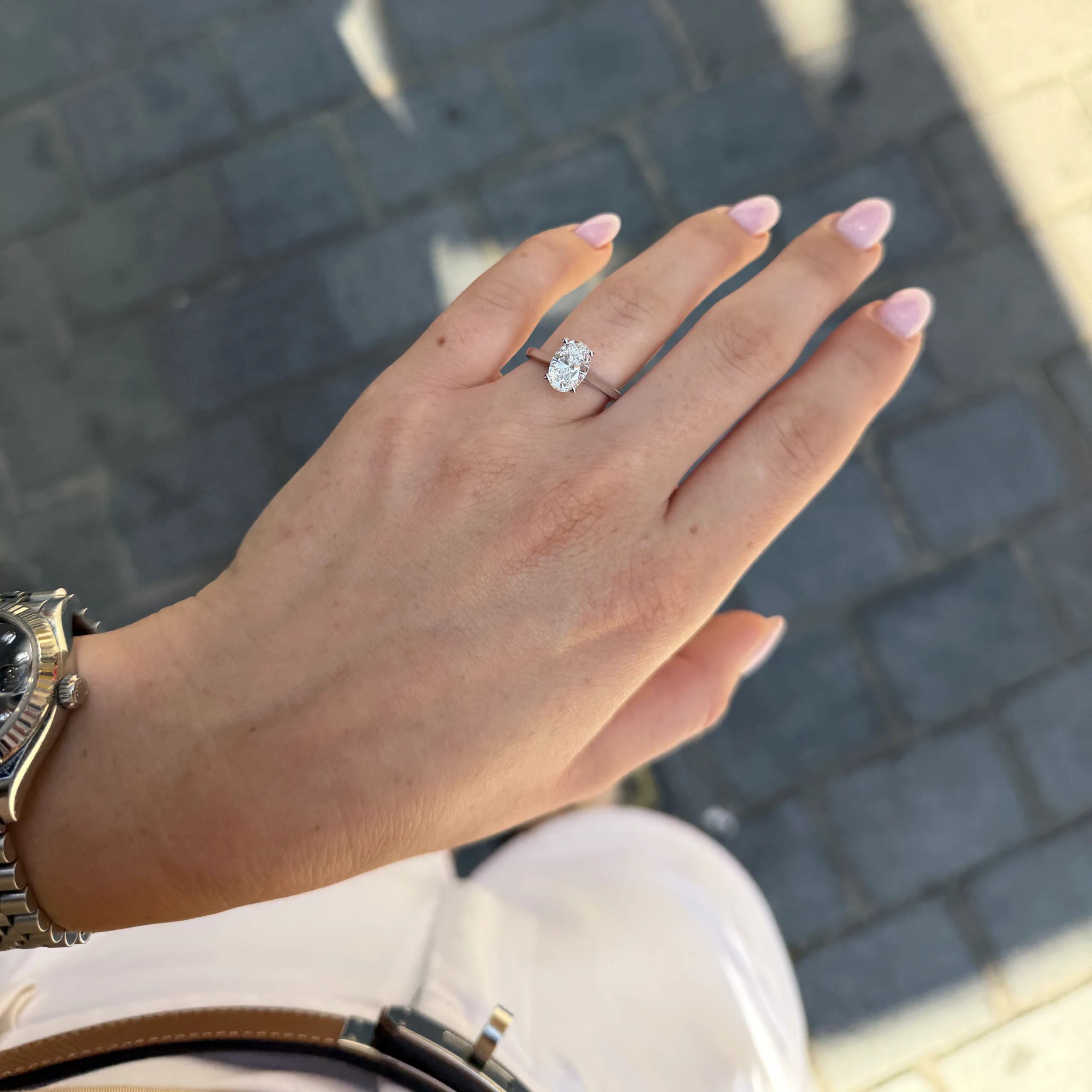 1.58 Carat Oval Lab Diamond Ring 18K White Gold D Vvs2 Igi Certified1 Scaled Bague Avec Diamant Ovale De Laboratoire 1,58 Ct Portée À La Main, Sertie À Quatre Griffes En Or Blanc 18 Carats.