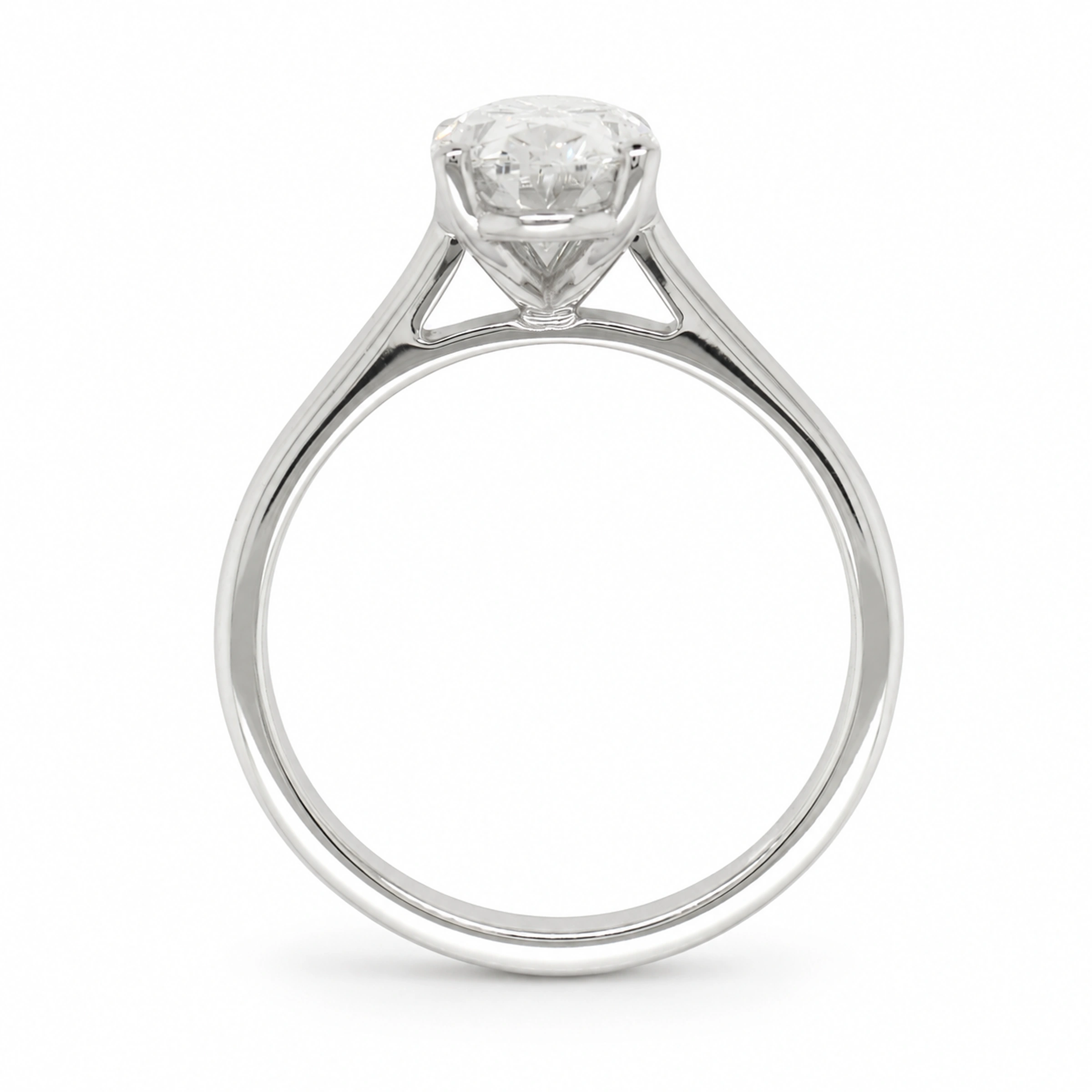 1.58 Carat Oval Lab Diamond Ring 18K White Gold D Vvs2 Igi Certified4 Vue De Profil D’une Bague Diamant Ovale En Or Blanc 18 Carats Montrant La Monture Surélevée Et La Galerie Ouverte.
