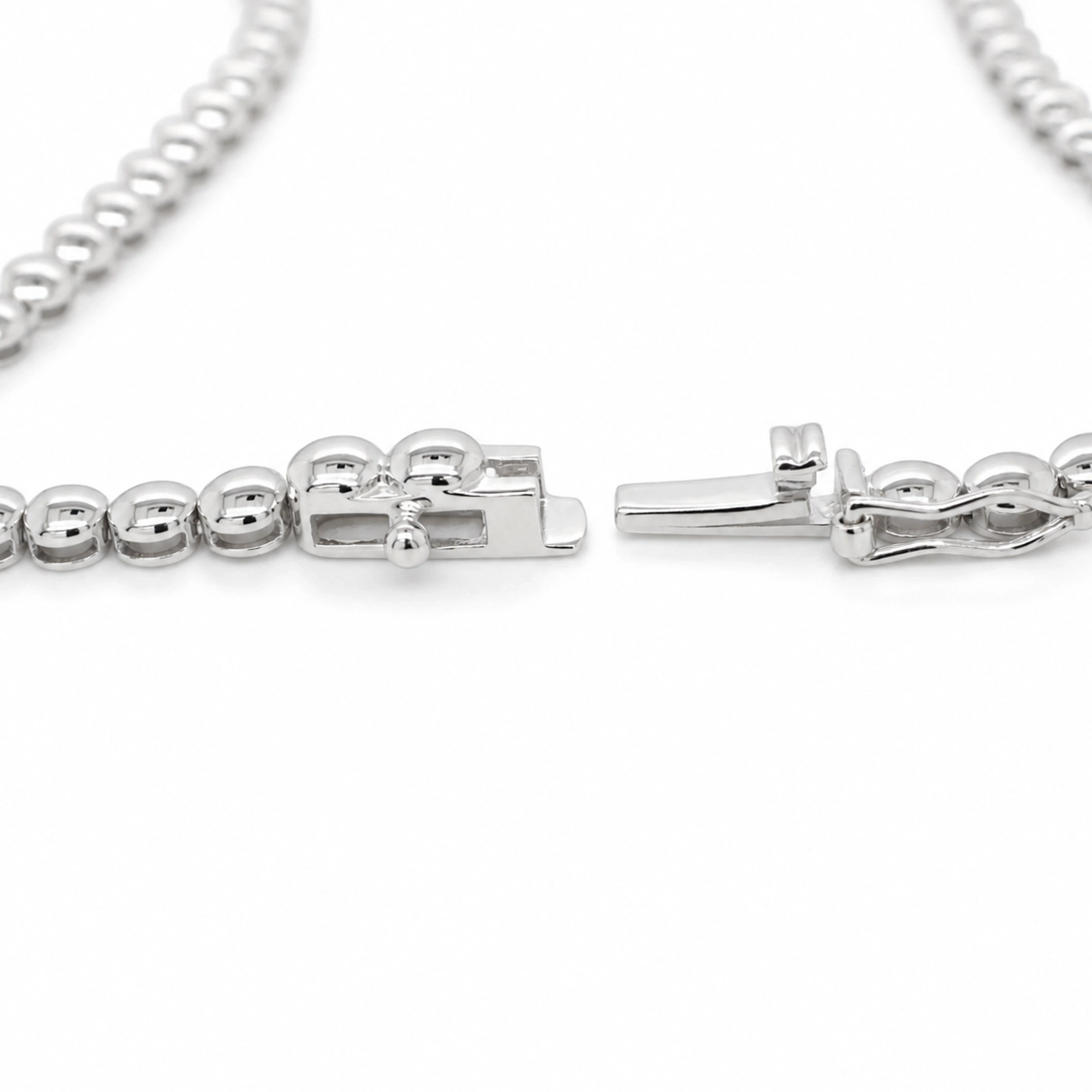 11.40 Ct Gia Diamond Tennis Necklace 43 Cm 6 2 Close-Up Van De Open Doossluiting En Het Veiligheidsachtje Van De Tennisketting In 18 Karaat Witgoud.
