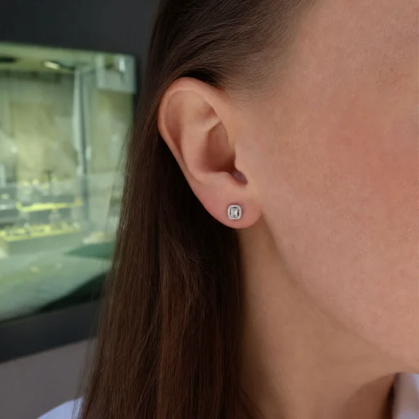 18K Witgouden Smaragd Geslepen Diamanten Oorbellen met Halo: Luxueuze Elegantiesieraden