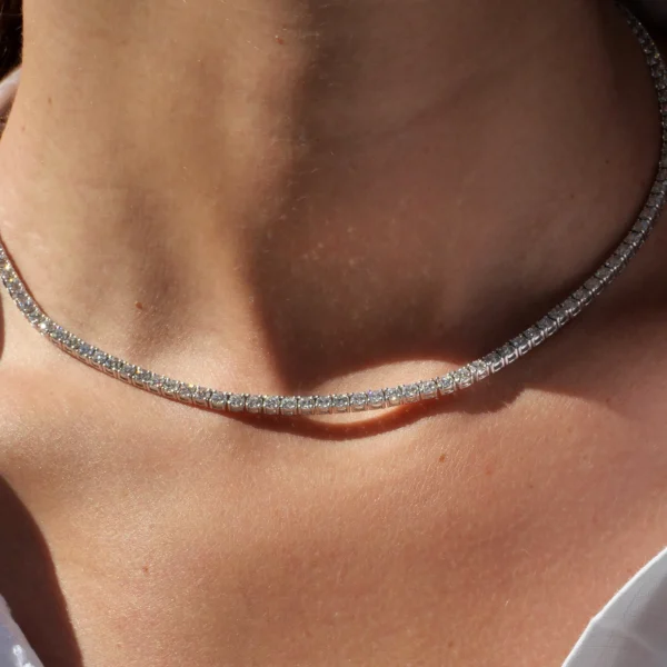 Le collier tennis de 12,62 ct porté en 42,5 cm, posé juste au-dessus de la clavicule à la lumière du jour.