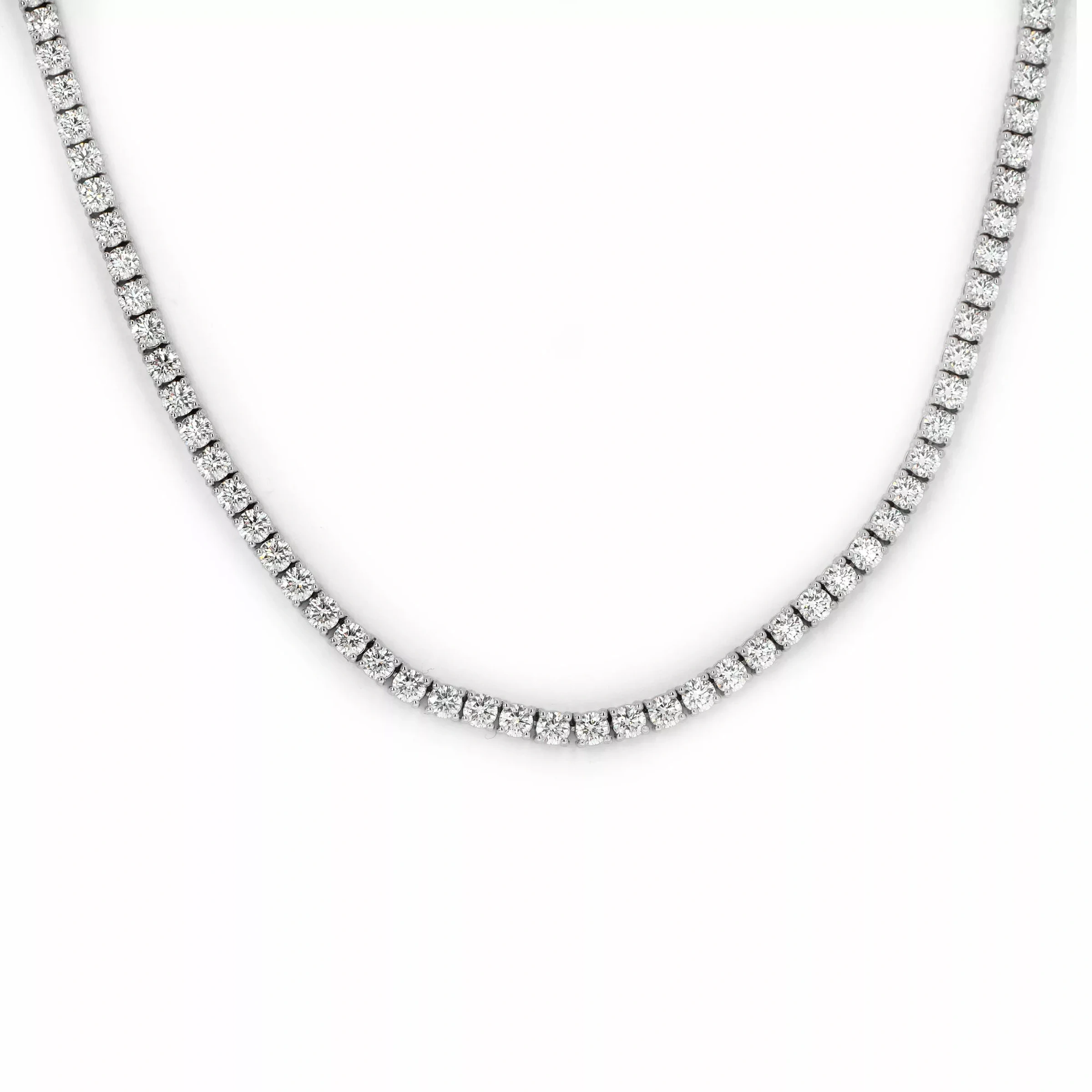 Vooraanzicht Van Een Tennisketting Van 43 Cm Met 11,40 Ct Natuurlijke Rond Briljant Geslepen Diamanten In 18 Karaat Witgoud.