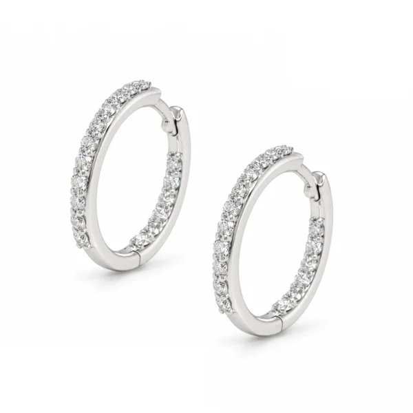 Paire de créoles en or blanc 18K serties d'une ligne de diamants ronds brillants sur l'arc avant