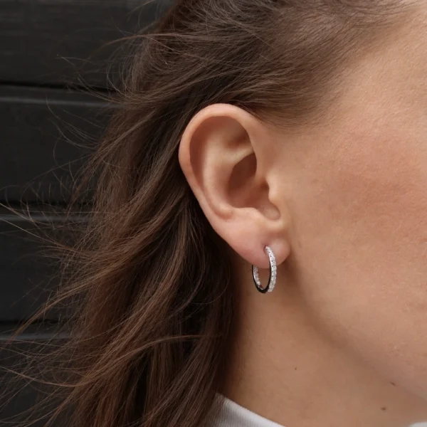 Créole diamant en or blanc 18K portée au plus près du lobe